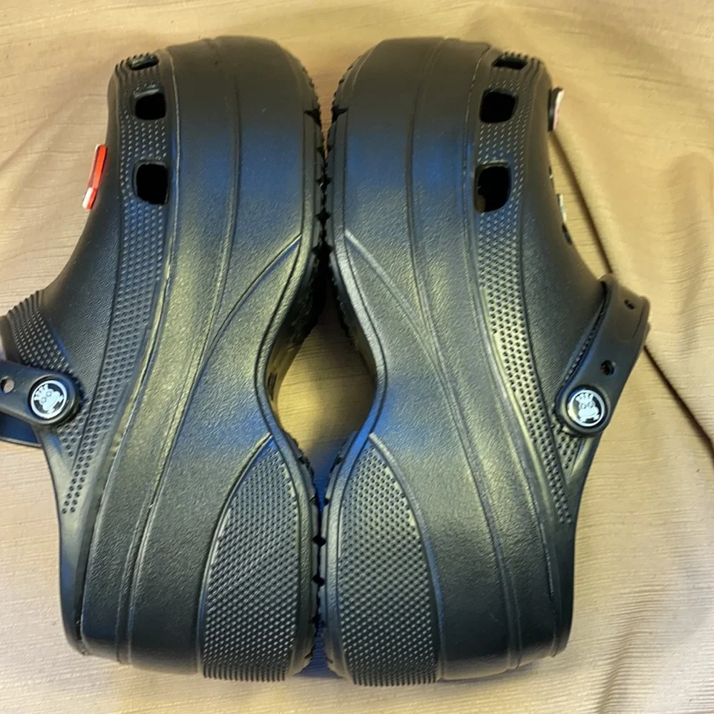 NWOT never worn platform mules w/4 nurse jibbitz
